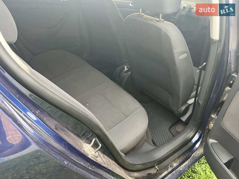 Хетчбек Volkswagen Golf 2004 в Васильківці