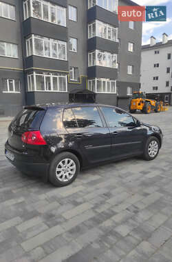 Хэтчбек Volkswagen Golf 2005 в 