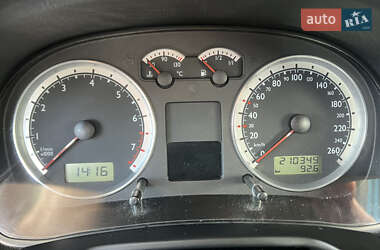 Хэтчбек Volkswagen Golf 2003 в 