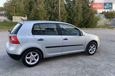 Хэтчбек Volkswagen Golf 2004 в 