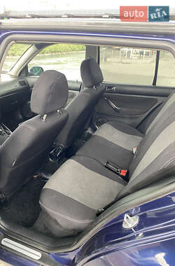 Хэтчбек Volkswagen Golf 2000 в 
