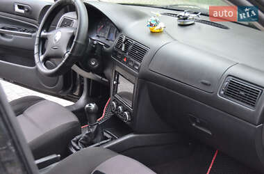 Хэтчбек Volkswagen Golf 2001 в 