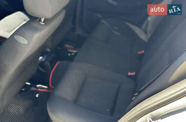 Хетчбек Volkswagen Golf 2003 в 