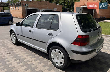 Хэтчбек Volkswagen Golf 2000 в 