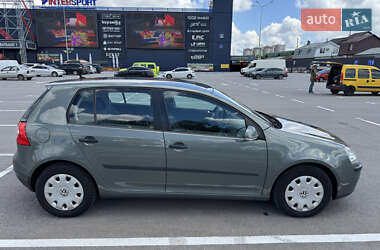 Хэтчбек Volkswagen Golf 2004 в 