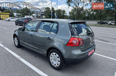 Хэтчбек Volkswagen Golf 2004 в 