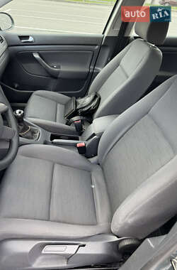 Хэтчбек Volkswagen Golf 2004 в 