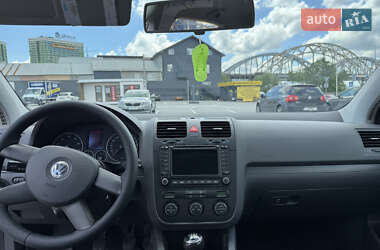 Хэтчбек Volkswagen Golf 2004 в 