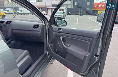 Хэтчбек Volkswagen Golf 2004 в 
