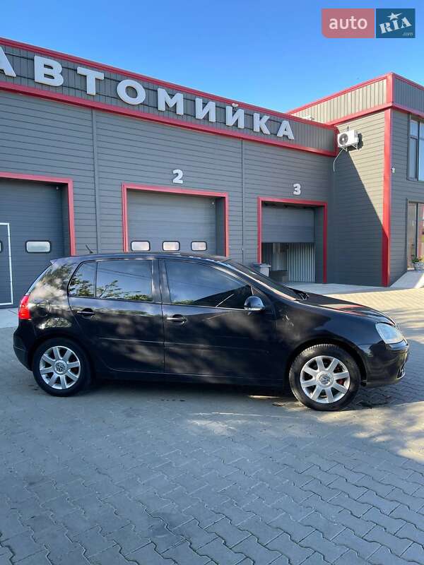 Хэтчбек Volkswagen Golf 2005 в Черновцах