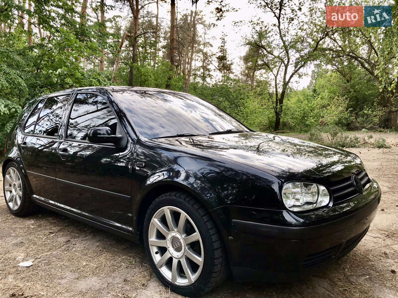 Хэтчбек Volkswagen Golf 2002 в 