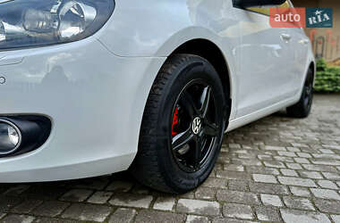 Хэтчбек Volkswagen Golf 2012 в 