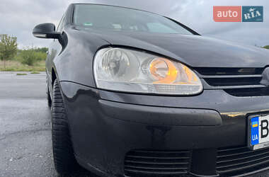 Хэтчбек Volkswagen Golf 2005 в 