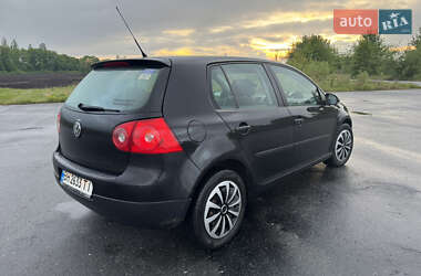 Хэтчбек Volkswagen Golf 2005 в 