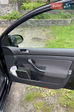 Хэтчбек Volkswagen Golf 2005 в 