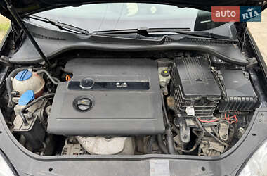 Хэтчбек Volkswagen Golf 2005 в 