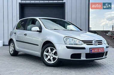 Хэтчбек Volkswagen Golf 2005 в 