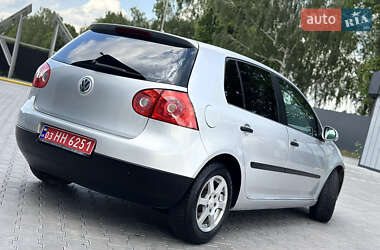 Хэтчбек Volkswagen Golf 2005 в 