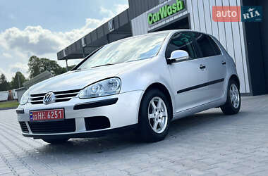 Хэтчбек Volkswagen Golf 2005 в 