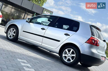 Хэтчбек Volkswagen Golf 2005 в 