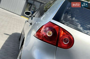 Хэтчбек Volkswagen Golf 2005 в 