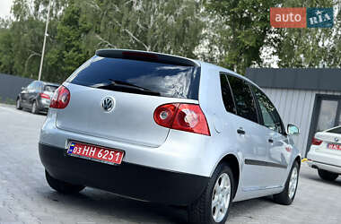 Хэтчбек Volkswagen Golf 2005 в 