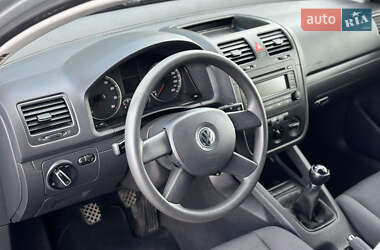 Хэтчбек Volkswagen Golf 2005 в 