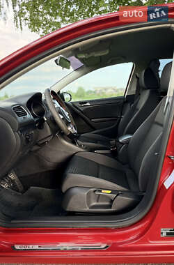 Хэтчбек Volkswagen Golf 2010 в 