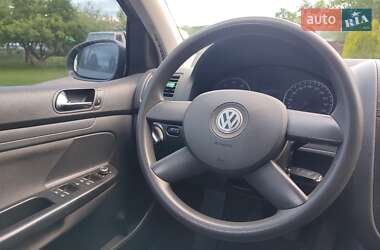Хэтчбек Volkswagen Golf 2004 в 