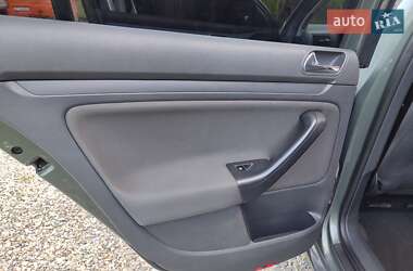 Хэтчбек Volkswagen Golf 2004 в 