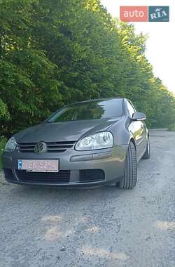 Хэтчбек Volkswagen Golf 2005 в 