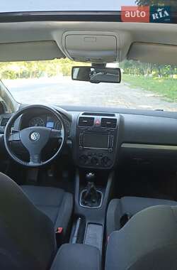 Хэтчбек Volkswagen Golf 2005 в 