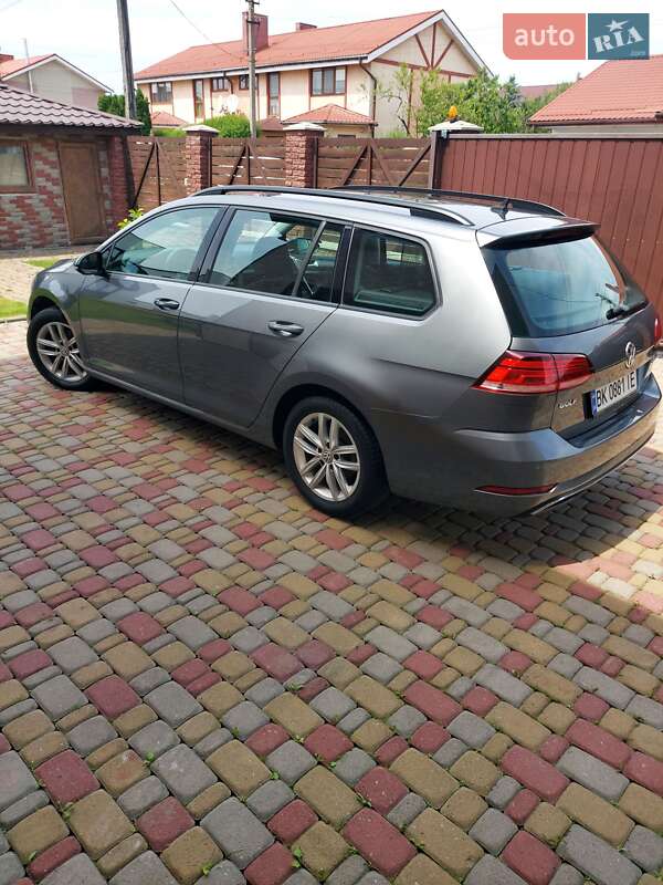 Універсал Volkswagen Golf 2017 в Рівному