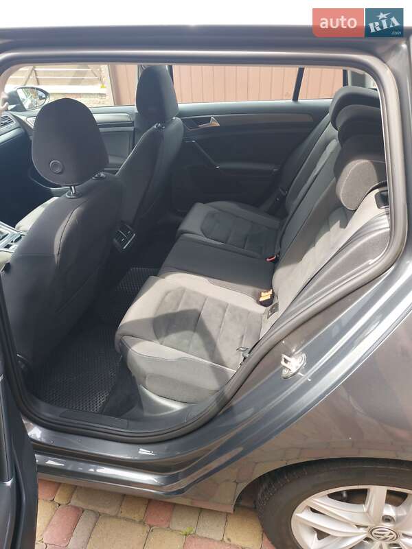 Універсал Volkswagen Golf 2017 в Рівному