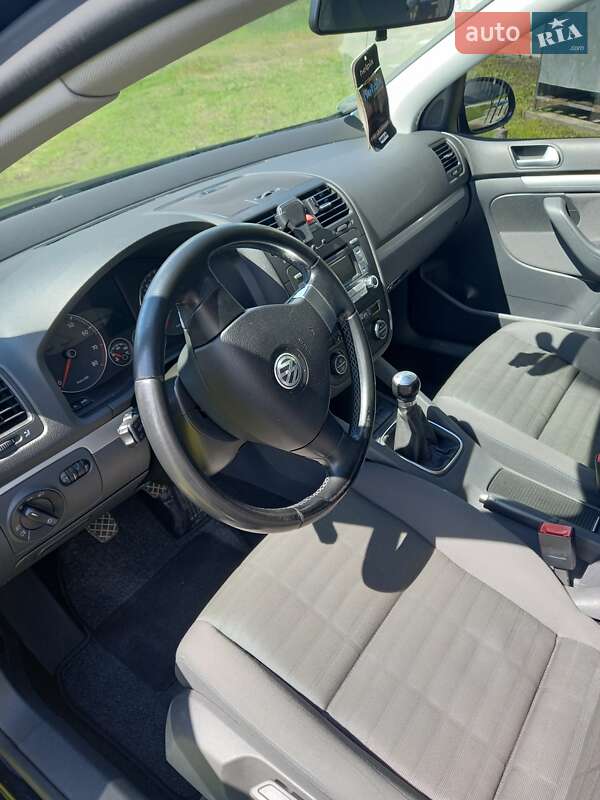 Хэтчбек Volkswagen Golf 2006 в Рогатине