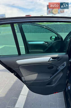 Хэтчбек Volkswagen Golf 2010 в 