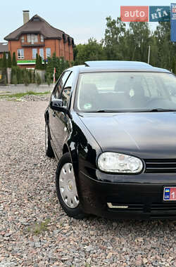 Хэтчбек Volkswagen Golf 2000 в 
