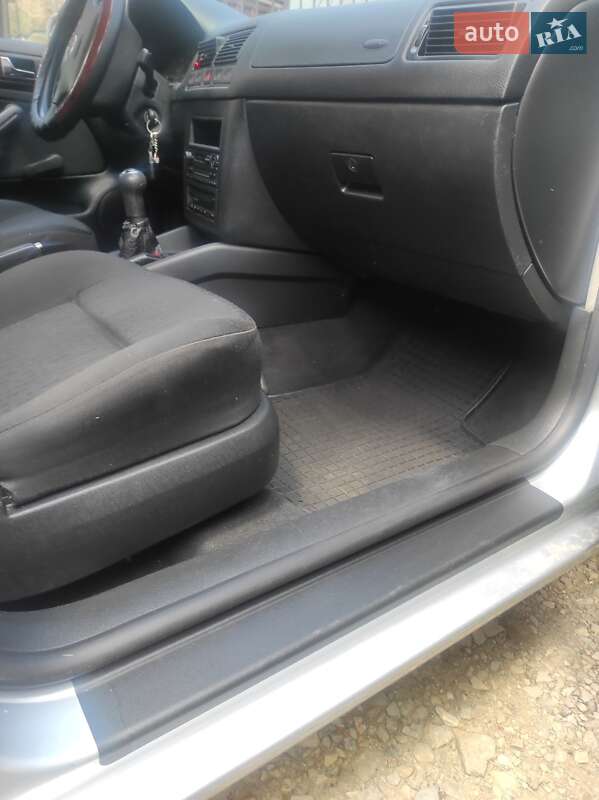 Хэтчбек Volkswagen Golf 2002 в Надворной
