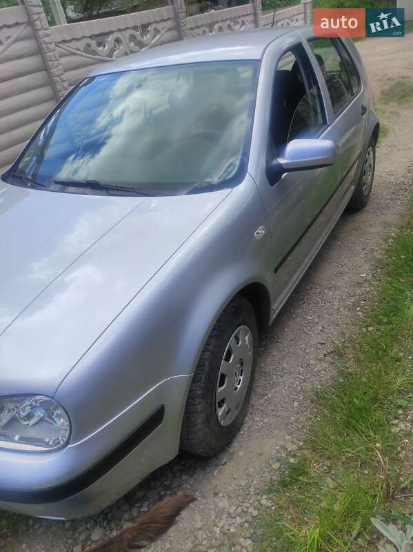Хэтчбек Volkswagen Golf 2002 в Надворной