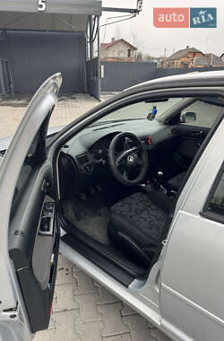 Хэтчбек Volkswagen Golf 2000 в 