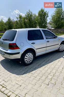 Хэтчбек Volkswagen Golf 2000 в 