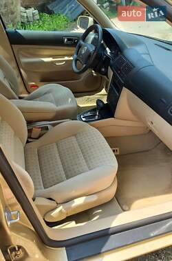Хэтчбек Volkswagen Golf 2001 в 