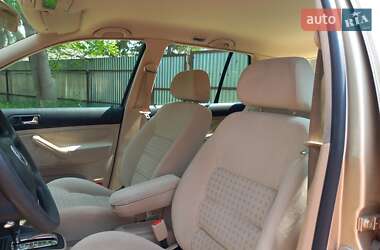 Хэтчбек Volkswagen Golf 2001 в 
