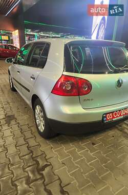 Хэтчбек Volkswagen Golf 2005 в 