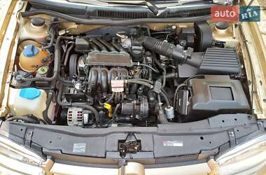 Хэтчбек Volkswagen Golf 2001 в 