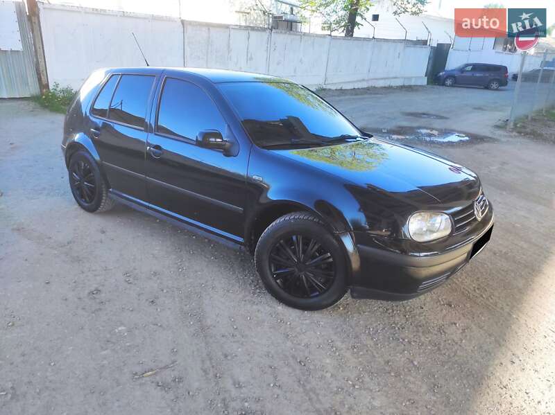 Хэтчбек Volkswagen Golf 1999 в 