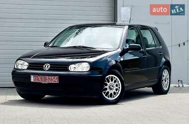 Хэтчбек Volkswagen Golf 2000 в 