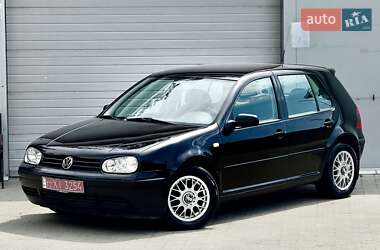 Хэтчбек Volkswagen Golf 2000 в 