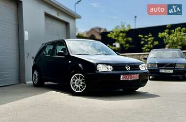Хэтчбек Volkswagen Golf 2000 в 