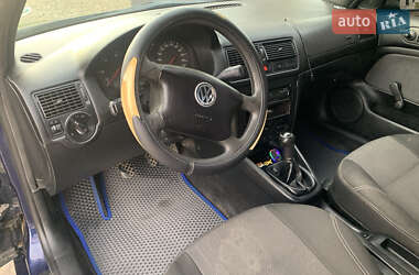 Хэтчбек Volkswagen Golf 2001 в 
